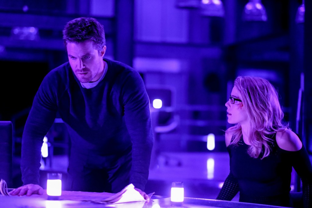 Felicity écoute la theorie d'Oliver