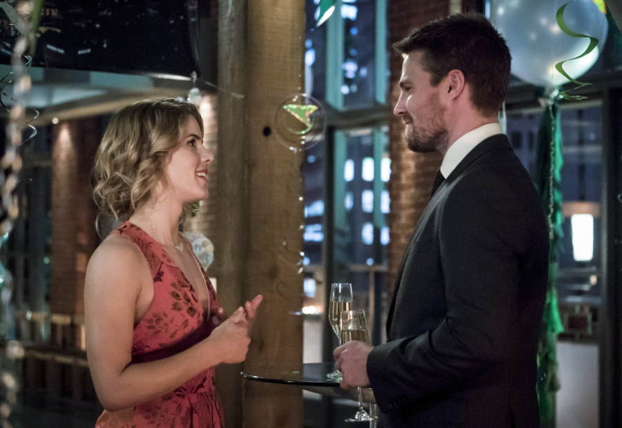 Oliver apporte une coupe de champagne à Felicity (Emily Bett Rickards)