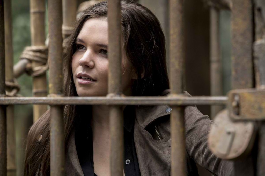 Evelyn Sharp (Madison McLaughlin) est retenue prisionnière dans une cage