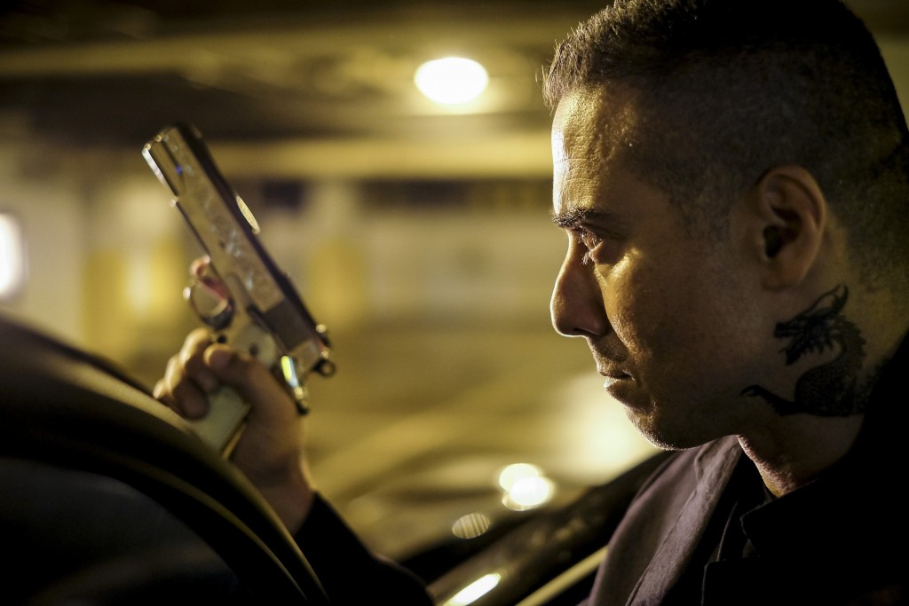 Ricardo Diaz (Kirk Acevedo) est prêt à tirer avec son arme