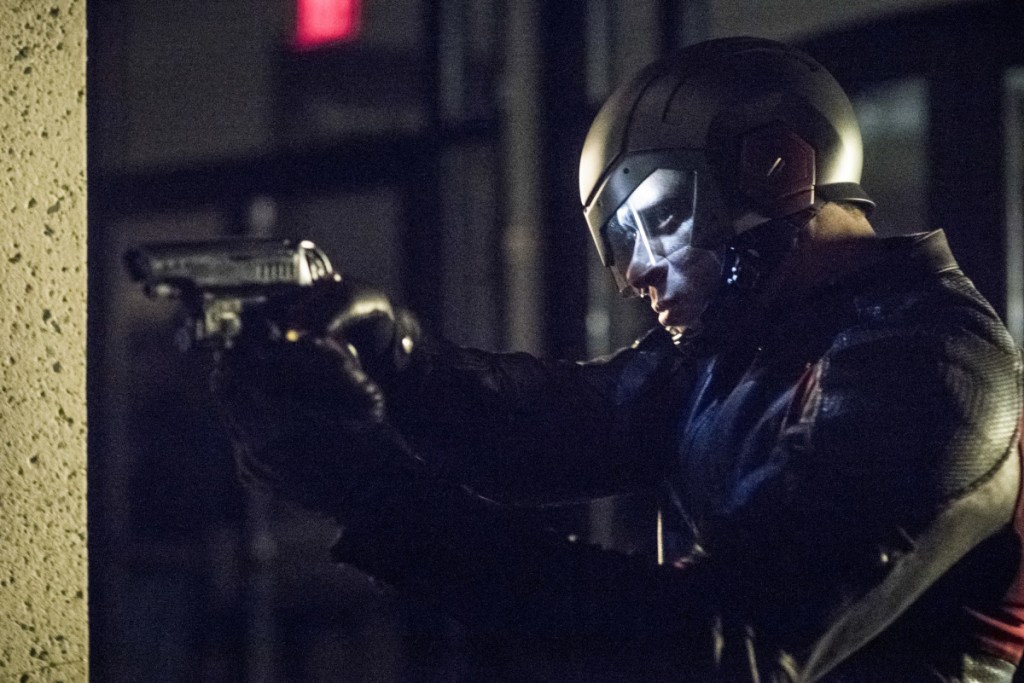 John Diggle (David Ramsey) avec son arme