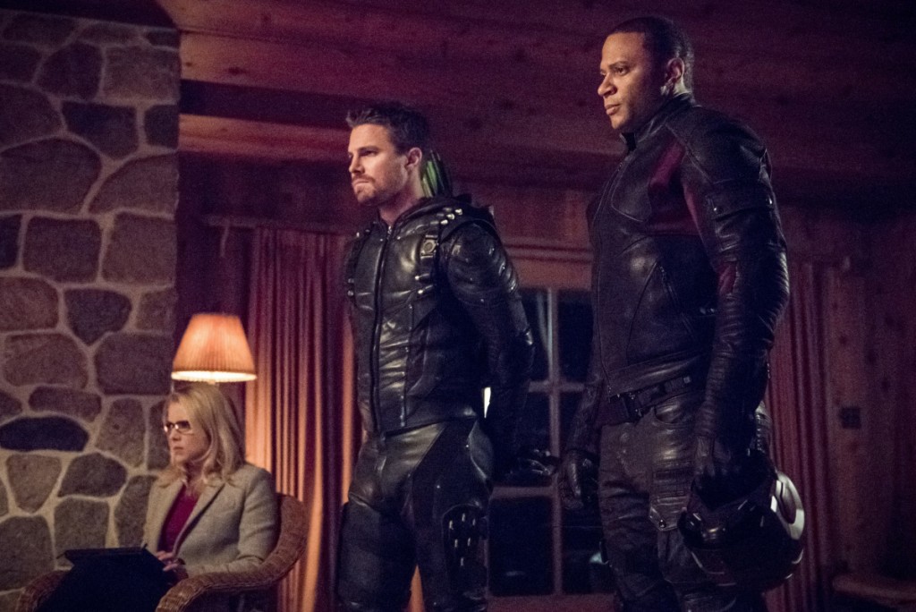 Green Arrow (Stephen Amell), Spartan (David Ramsey) et Felicity (Emily Bett Rickards) dans un chalet