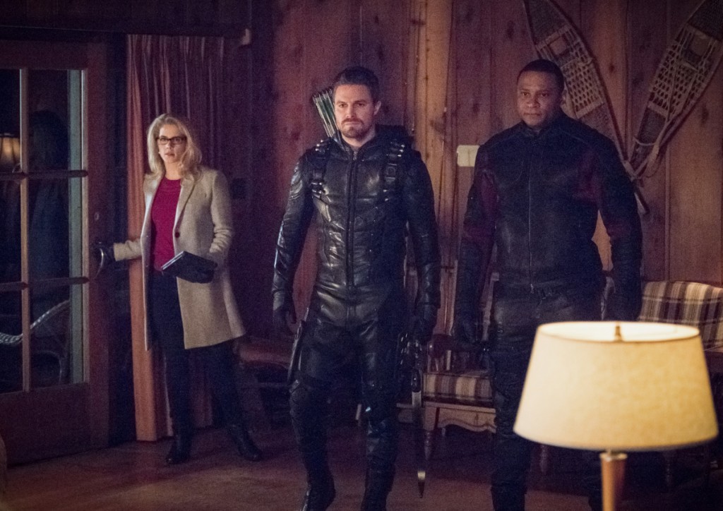 Green Arrow (Stephen Amell), Spartan (David Ramsey) et Felicity (Emily Bett Rickards) entrent dans un chalet