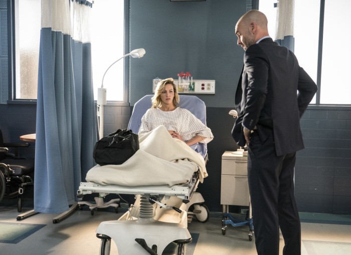 Black Siren (Katie Cassidy) sur un lit d'hôpital reçoit la visite de Quentin Lance (Paul Blackthorne)