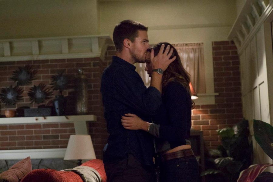 Oliver embrasse Laurel sur le front