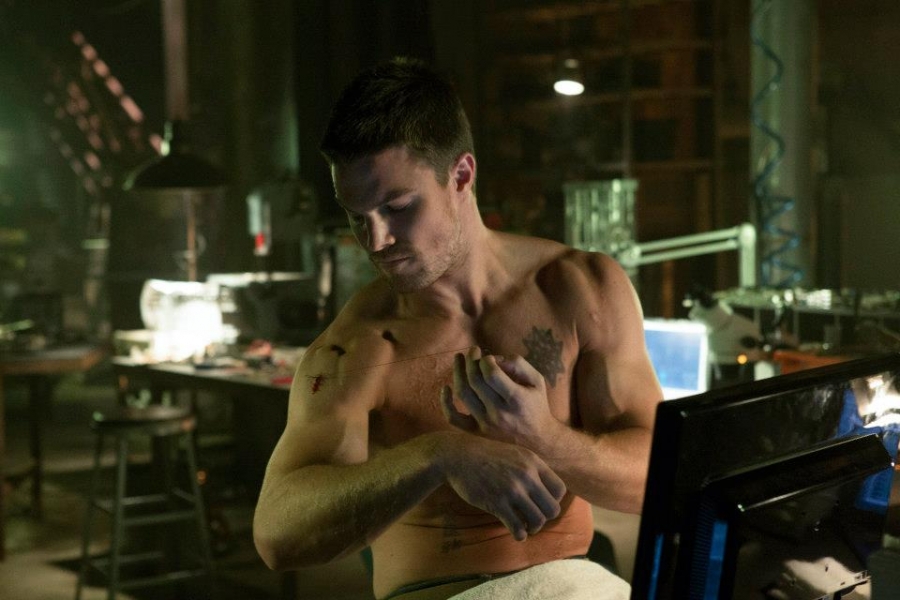 Oliver Queen (Stephen Amell) recoud ses blessures