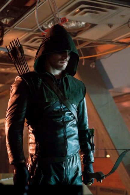 Oliver porte le costume d'Arrow