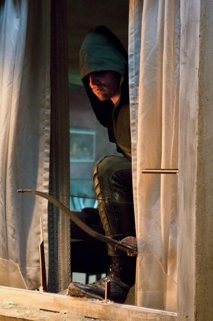 Oliver regarde à travers une fenêtre brisée