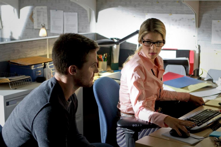 Oliver demande de l'aide à Felicity Smoak (Emily Bett Rickards)