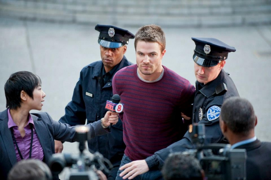 Oliver Queen (Stephen Amell) arrêté par la police