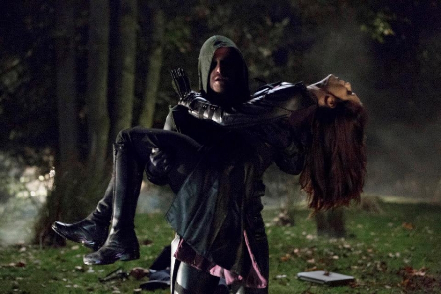 Arrow porte dans ses bras The Huntress inconsciente