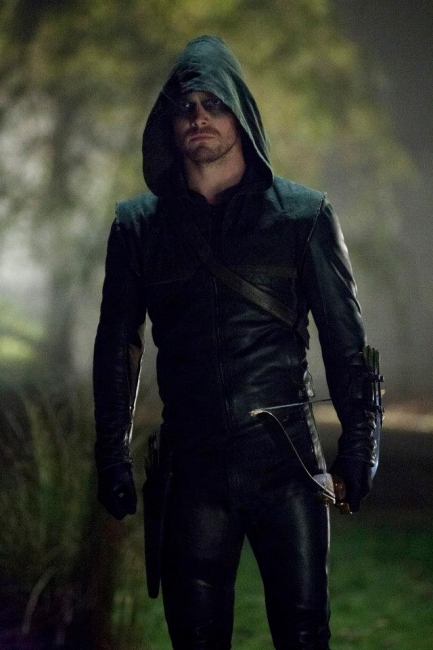 Oliver porte le costume d'Arrow