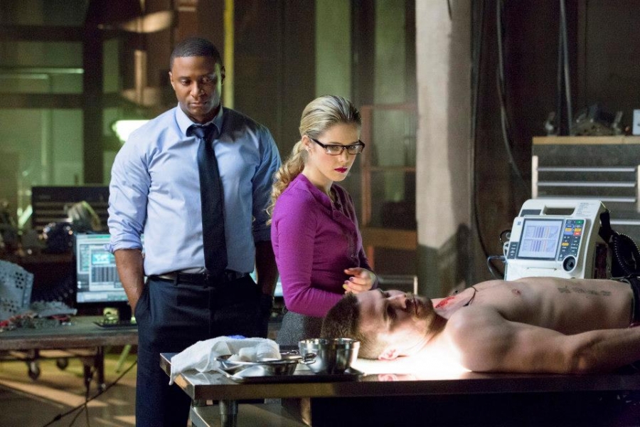 Diggle et Felicity veillent sur Oliver