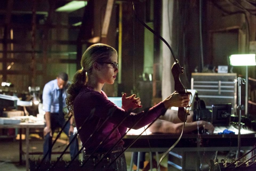 Felicity (Emily Bett Rickards) essaie l'arc d'Oliver