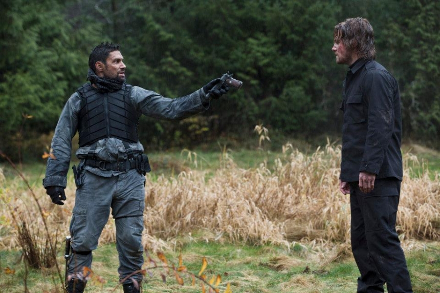 Slade tend une arme à Oliver