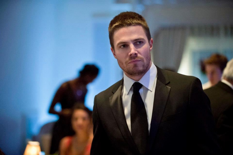 Oliver Queen (Stephen Amell) 
