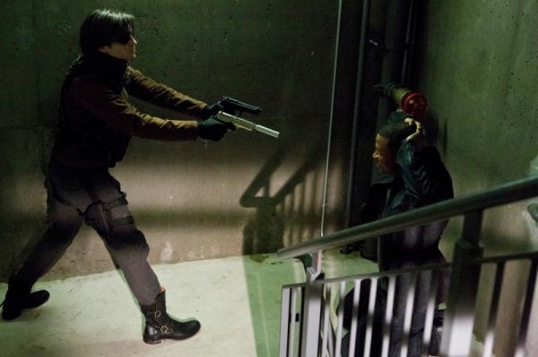 Deadshot (Michael Rowe) menace Diggle