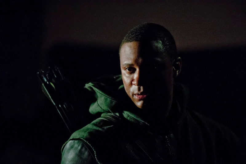 Diggle (David Ramsey) porte le costume d'Arrow