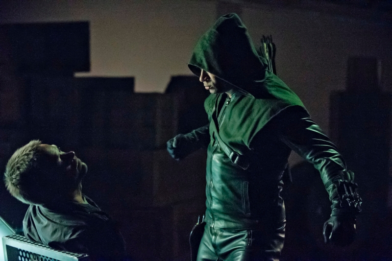 Diggle alias Arrow frappe Oliver Queen (Stephen Amell)
