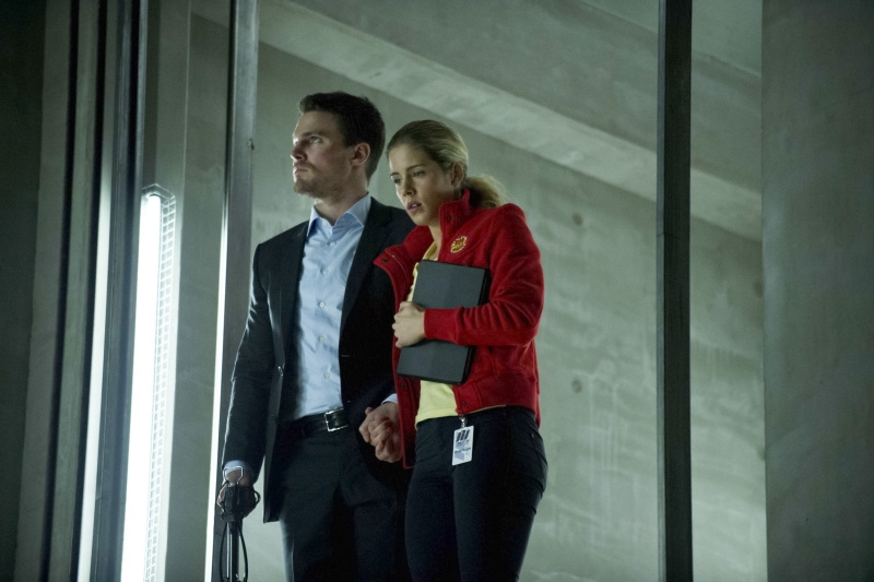 Oliver et Felicity dans une cage d'ascenseur