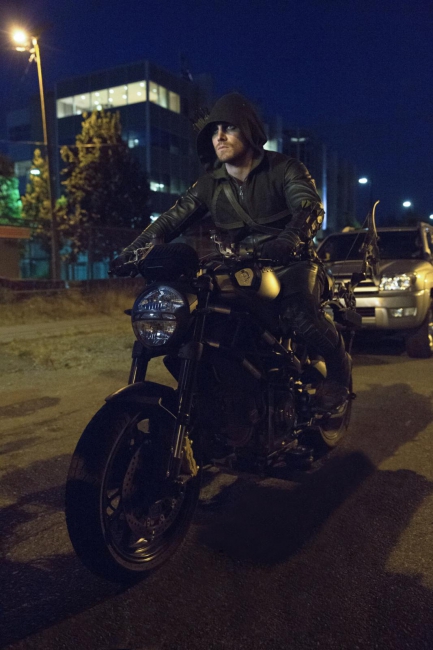 Oliver Queen sur sa moto