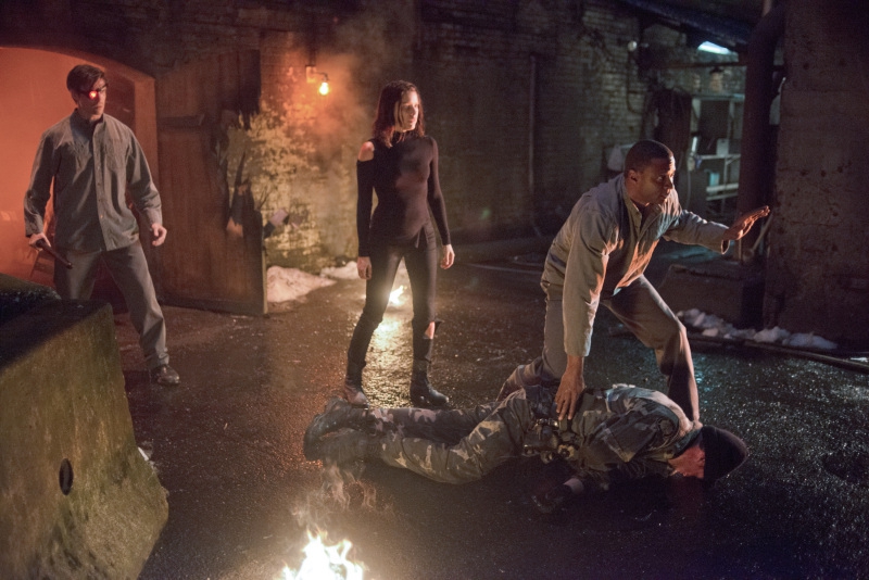 Deadshot, Lyla et Diggle essayent de s'enfuir de la prison russe