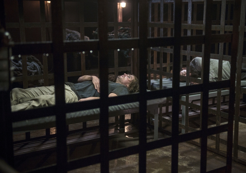 Oliver allongé dans sa cellule