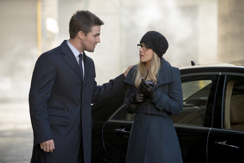 Oliver rassure Felicity (Emily Bett Rickards)