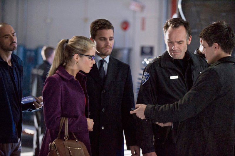 Barry montre une info à Felicity, Quentin Lance et Oliver