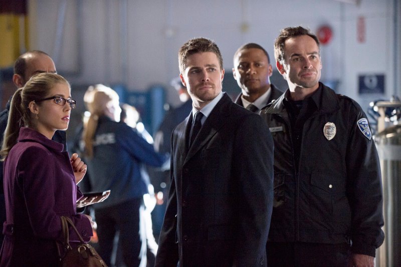 Oliver, Felicity et Quentin regardent Barry Allen arrivé