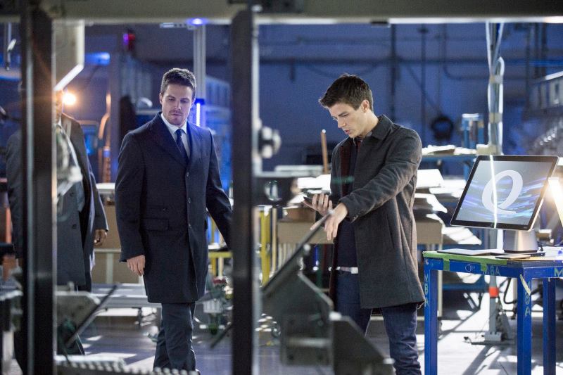 Barry montre quelque chose à Oliver