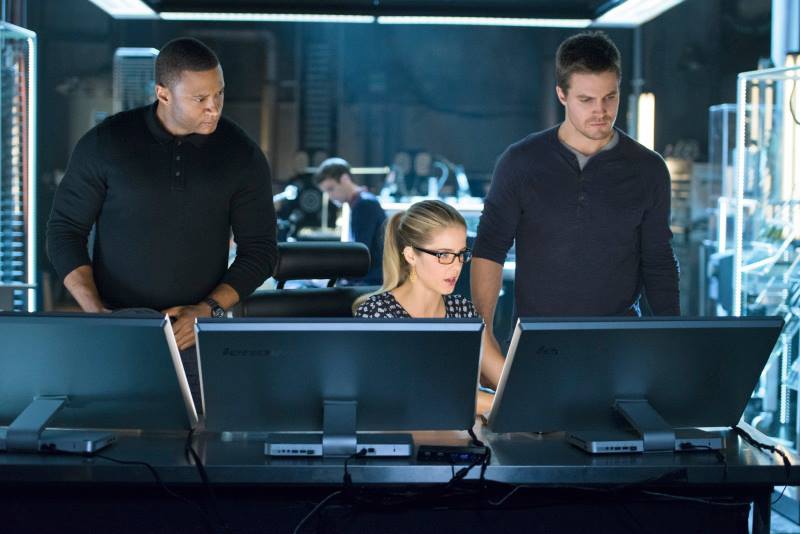 Oliver et Diggle regardent l'ordinateur de Felicity