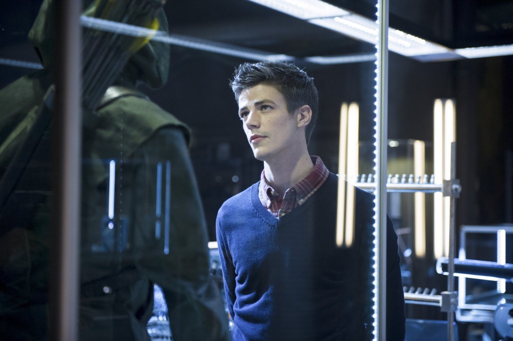 Barry devant le costume d'Arrow