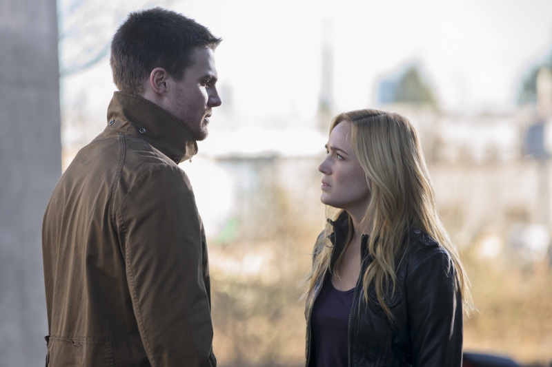 Oliver Queen (Stephan Amell) et Sara Lance (Caity Lotz)