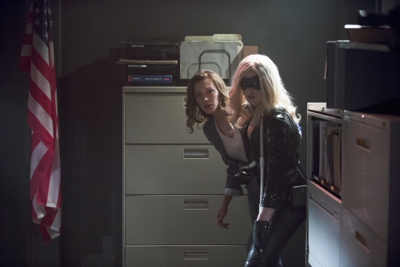 Sara protège Laurel d'une possible intrusion
