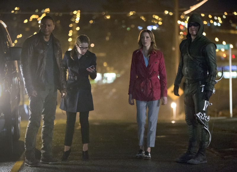 Diggle, Felicity, Laurel et Oliver dans les rues de Starling City