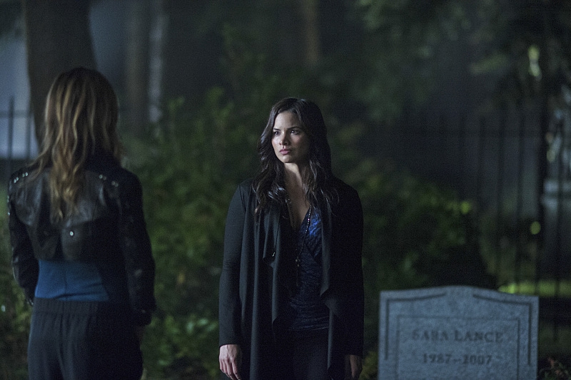 Nyssa al Ghul et Laurel devant la tombe de Sara