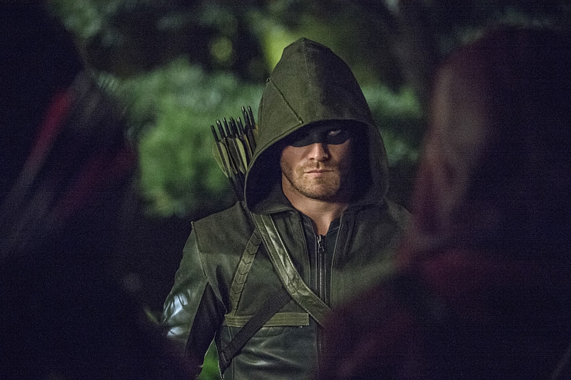 Oliver Queen (Stephan Amell)