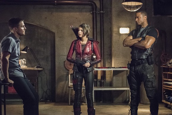 Oliver, Thea et Diggle discutent