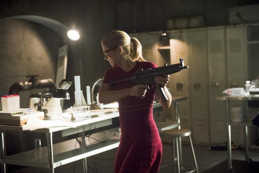 Felicity Smoak avec une arme à la main