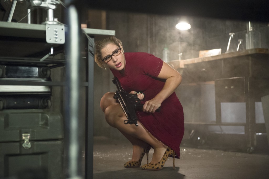 Felicity (Emily Bett Rickards) se met à l'abri des balles