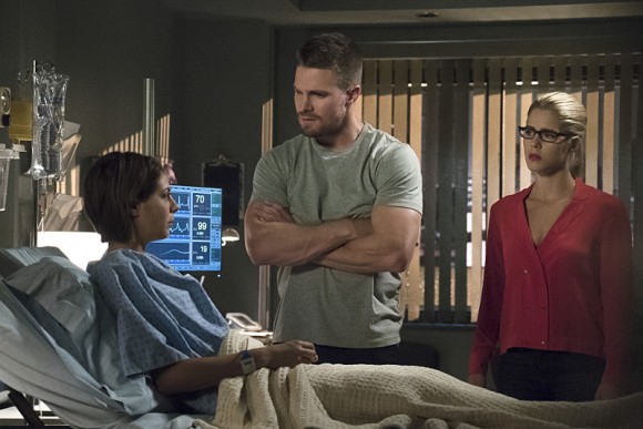 Oliver et Felicity rendent visite à Thea à l'hôpital