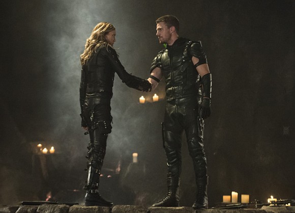 Oliver et Laurel se tiennent la main