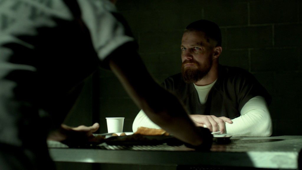 Oliver Queen (Stephen Amell) à table