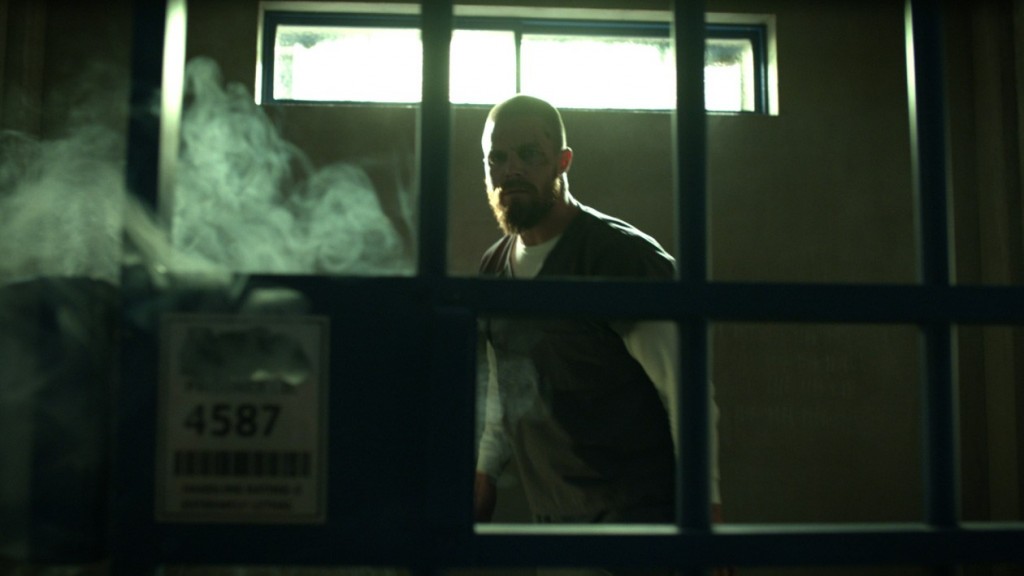 Oliver Queen (Stephen Amell) derrière les barreaux