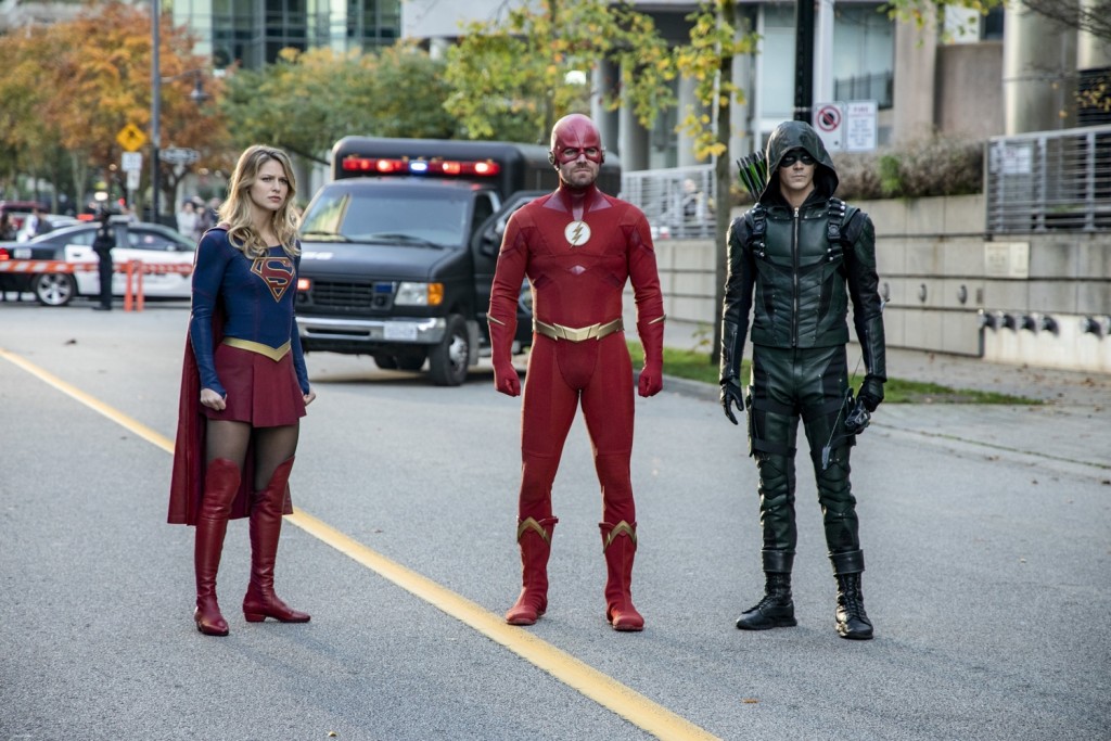 Supergirl, Flash et Green Arrow sont dans la rue de Central City