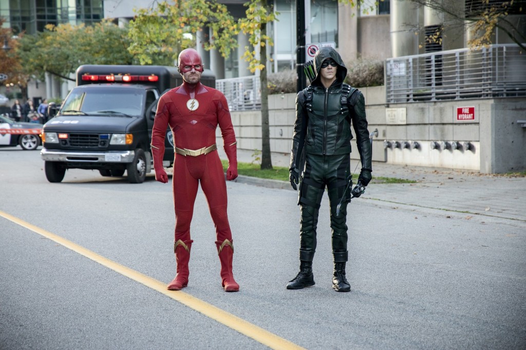 Oliver en Flash et Barry en Green Arrow dans la rue