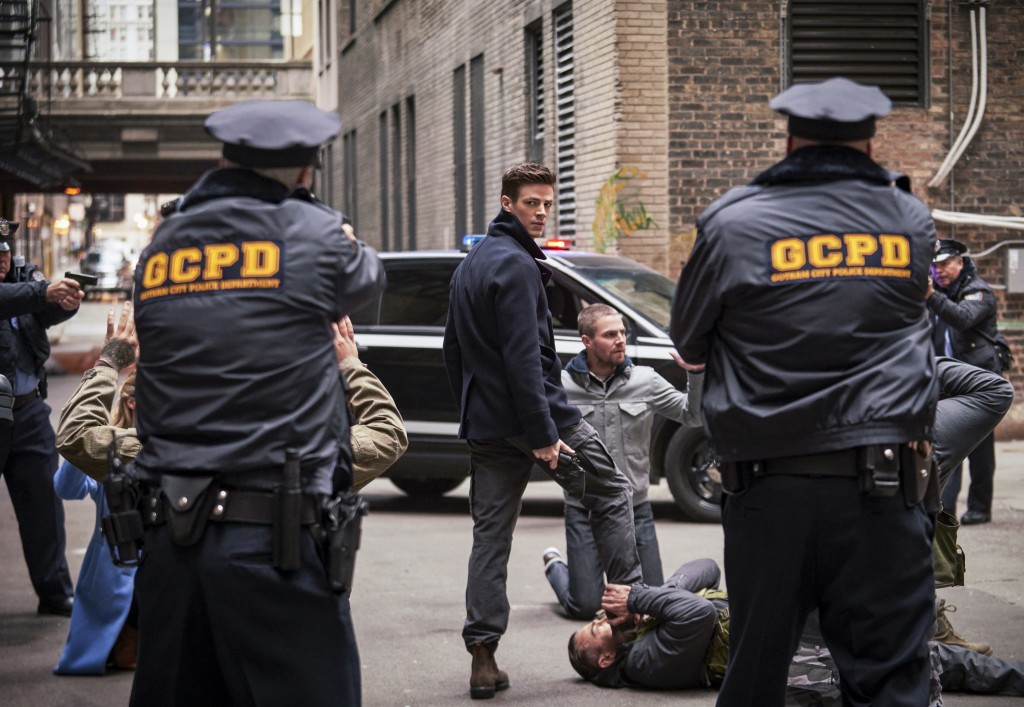 La police de Gotham arrête Barry, Oliver et Kara
