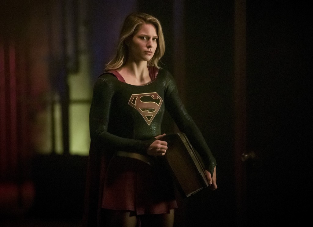 Supergirl (Melissa Benoist) tient le grand Livre
