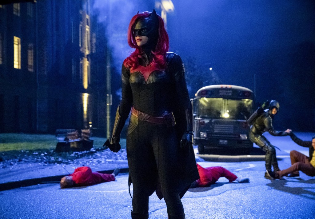 Batwoman (Ruby Rose) vient en aide aux héros